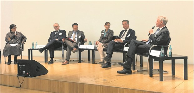 Bund soll sich an Klinikfinanzierung beteiligen Teilnehmer der Regionalkonferenz: Moderatorin Petra Schwarz, Dr. Peters Enders, Helmut Watzlawik, Professor Petra Thürmann, Professor Wolfgang Greiner, Professor Ferdinand Gerlach (v.l.n.r.).