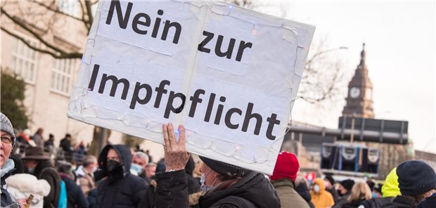 Verfassungsrechtler: „Impfskeptiker nicht kriminalisieren!“ Teilnehmer einer Demonstration gegen Corona-Einschränkungen in Hamburg Ende der vergangenen Woche. Die Impfpflicht ist besonders umstritten – und wird auch unter Politikern heftig debattiert.