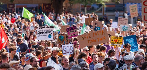 Ärzte protestieren beim globalen Klimastreik mit Eine Demonstration gegen Klimawandel.