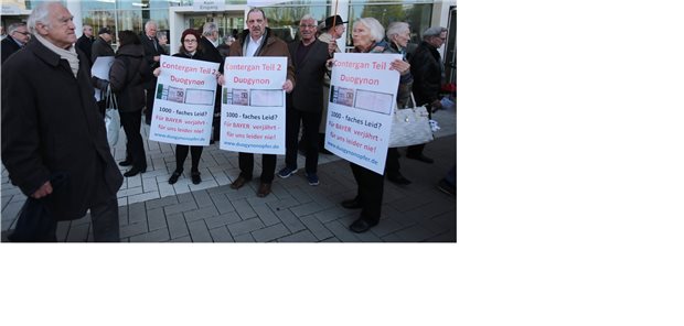 Petitionsausschuss beschließt einstimmig zu Duogynon® Teilnehmer einer Demonstration im April 2016 in Köln tragen Plakate mit der Aufschrift „Contergan Teil 2 – Duogynon 1000-faches Leid – Für Bayer verjährt, für uns leider nie“.