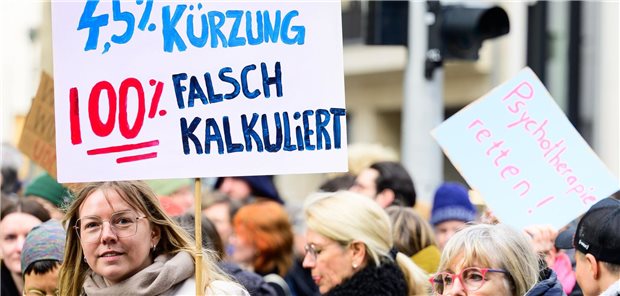 Demonstranten in Berlin halten Schilder in die Höhe.