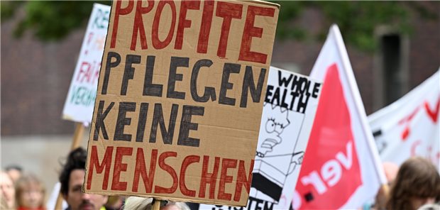 NRW-Landtag ermöglicht Entlastungstarif – doch der Konflikt eskaliert Teilnehmer einer Protestdemonstration von verdi halten am Mittwoch in Düsseldorf Plakate in den Händen.