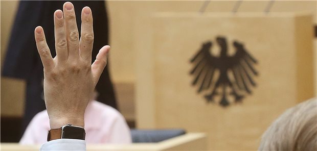 Bundesrat muss beim Paragrafen 219a Farbe bekennen Teilnehmer einer Sitzung des Bundesrats stimmen über Anträge ab. Am Freitag entscheidet die Länderkammer, ob sie einen Gesetzesantrag auf Aufhebung des Paragrafen 219a Strafgesetzbuch unterstützt.