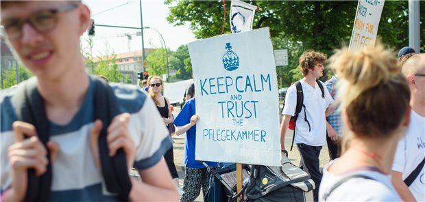 Berliner Pflegeverbände fürchten „Rückschritt“ bei Verkammerung Teilnehmer werben auf einer Demonstration in Berlin im Mai 2018 für bessere Arbeitsbedingungen und für Pflegekammern.