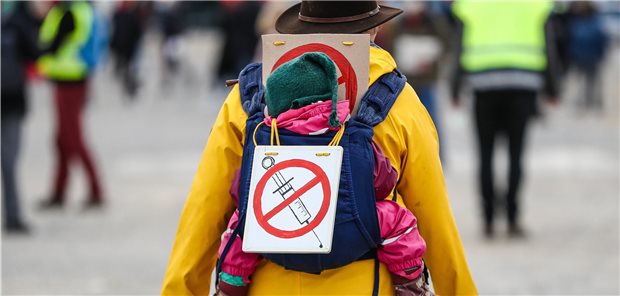 Teilnehmerin einer Protestkundgebung der Initiative „Querdenken“ im Mai 2020 in Stuttgart: Die großen Erfolge der Impfkampagne gegen Polio sind im kollektiven Gedächtnis der meisten Deutschen nicht mehr präsent. 