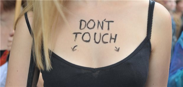 Kostenfreie Akutversorgung für Opfer sexualisierter Gewalt gefordert Teilnehmerin mit Aufschrift „don’t touch“ am Dekollete bei einem Slutwalk gegen sexualisierte Gewalt in München