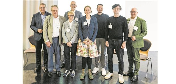 Teilnehmerinnen und Teilnehmer des Symposiums v.l.n.r.: Professor Karl Broich (BfArM), Dr. Jürgen Malzahn (AOK-Bundesverband), Dr. Christine Mundlos (ACHSE e.V.), Hauke Gerlof (Ärzte Zeitung), Dr. Johanna Callhoff (DRFZ), Professor Christoph Schöbel (Ruhrlandklinik, Universitätsmedizin Essen), Privatdozent Dr. Christoph Kowalski (Deutsche Krebsgesellschaft), Dr. Peter Kaskel (Idorsia)