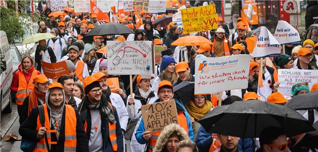 Teilnehmerinnen und Teilnehmer des Warnstreiks des Marburger Bundes gehen bei einer Demonstration in Hamburg in Richtung Gänsemarkt.