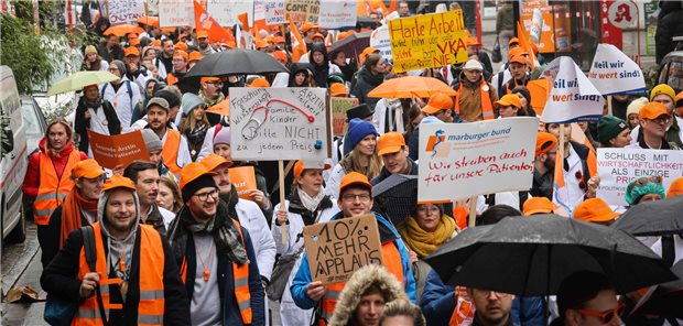 Marburger Bund setzt Warnstreiks an kommunalen Kliniken fort Teilnehmerinnen und Teilnehmer des Warnstreiks des Marburger Bundes gehen bei einer Demonstration in Hamburg in Richtung Gänsemarkt.