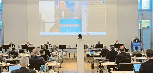 Teils vor Ort präsent, teils per Video zugeschaltet: Die Vertreterversammlung der KV Nordrhein in Düsseldorf. 