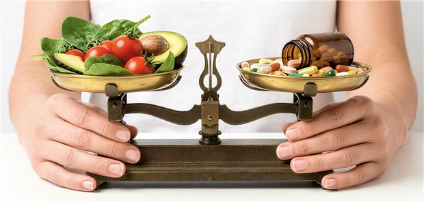 Waage zwischen Essen und Medikamenten