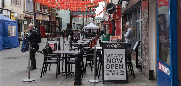 Britischer Ärztebund fordert Verlängerung statt Aufhebung der COVID-Maßnahmen Teilweise wurden die Corona-Maßnahmen in Großbritannien bereits gelockert. Restaurantbesuche sind etwa seit Mitte Mai wie hier in Chinatown in London möglich.