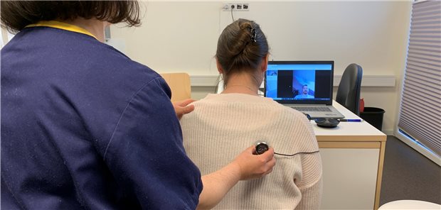 Corona-Quarantäne? In der Telepraxis nur Nebensache! Tele-Auskultation in der Praxis: Die Ergebnisse werden in Echtzeit an den zugeschalteten Hausarzt zur Beurteilung übermittelt.