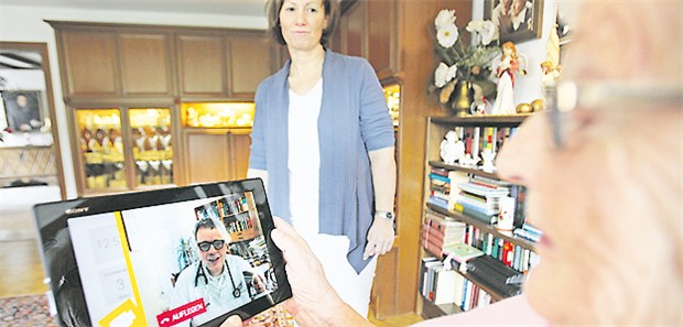 Telearzt Thomas Aßmann mit Patienten in Lindlar.