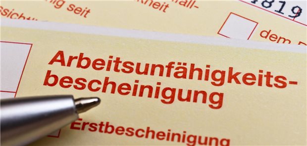 Telefon-AU: Seit Dezember 2023 ist die telefonische Krankschreibung beim Arzt regelhaft möglich – unter bestimmten Voraussetzungen. Das alte Formular auf Papier dürfte allerdings nur noch sehr selten Verwendung finden: Auch die Telefon-AU läuft in der Regel über die Datenleitung als eAU zur Krankenkasse und dann weiter zum Arbeitgeber.