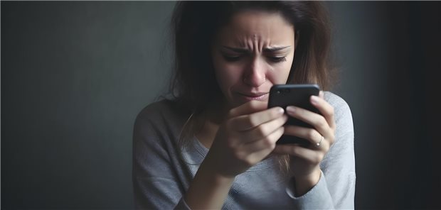 Telefonseelsorge in Kriegs- und Krisenzeit: gut eine Million Kontakte Telefonseelsorge: Mehr als jeder Fünfte ruft wegen Einsamkeit an. (Symbolbild mit Fotomodell)