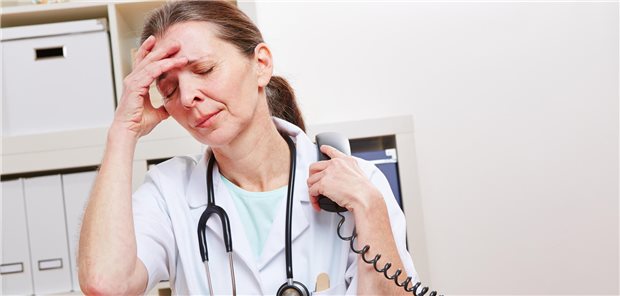 Telefonstress: Wenn die Praxis ohnehin voll ist, dann bringt jeder Anruf Sand ins Getriebe. Doch in der Kommunikation mit Patienten und mit anderen Praxisteams gibt es mittlerweile Alternativen. (Symbolbild mit Fotomodell)