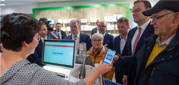 Ministerbesuch treibt Blutdruck in die Höhe Telemedizin-Projekt: Jens Spahn (2.v.r, CDU) und der Proband Norbert Neumann (r.), probieren in einer Apotheke aus, wie sich per Mobiltelefon ein elektronisches Rezept einlösen lässt.