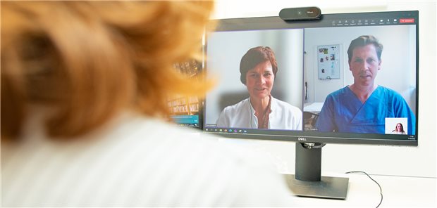 Telemedizin für Post-COVID-Betroffene: Kristine Engeleit und Dr. Christoph Korallus sprechen mit einer Patientin.