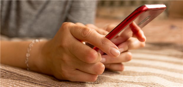 Frau mit Smartphone in der Hand