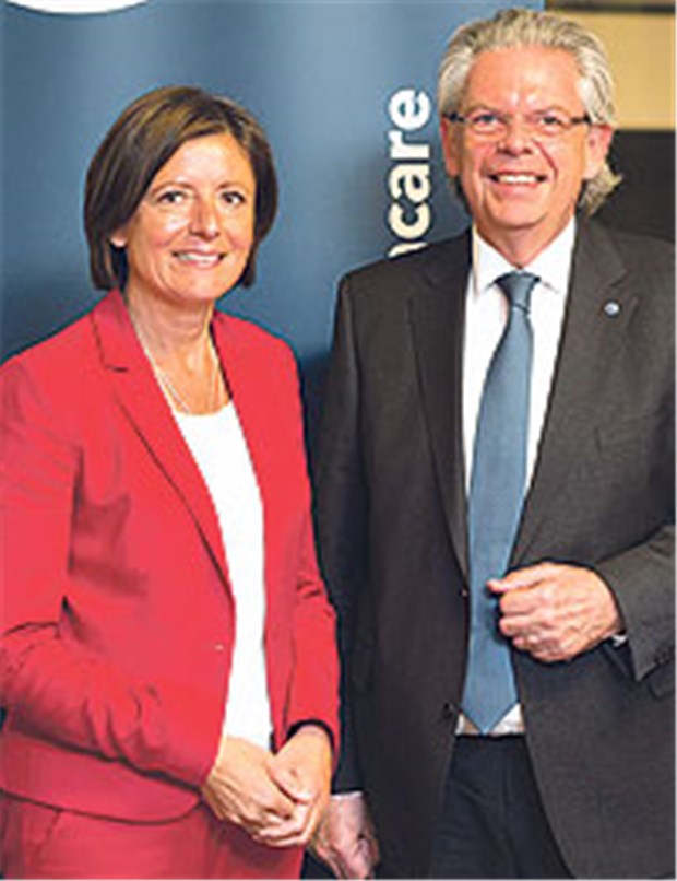 'Patientennutzen bei E-Card ist entscheidend' Telemedizin und IT-Anwendungen sind ein Baustein für die Versorgung der Zukunft in einem Flächenland wie Rheinland-Pfalz: Ministerpräsidentin Malu Dreyer (SPD) mit CGM-Vorstand Frank Gotthardt.
