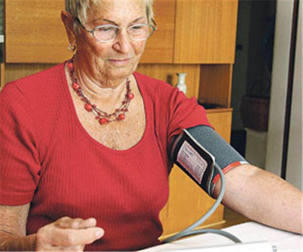 Schlummerndes Potenzial bei Telemedizin Telemedizin, wie etwa die regelmäßige Blutdruckkontrolle von zu Hause, ermöglicht es Patienten, länger selbstständig zu leben.