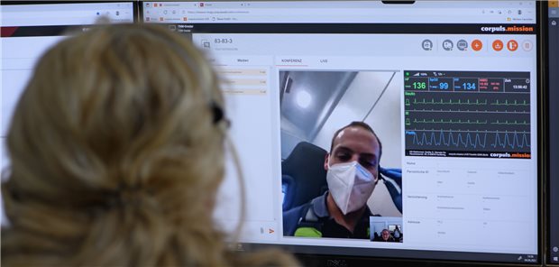Umfrage: Tele-Notarzt kann nur Ergänzung sein Telenotärzte – hier eine Notärztin an ihrem Arbeitsplatz im Rahmen eines Pilotprojekts in Goslar (Niedersachsen) – können physisch anwesende Kollegen vor Ort nicht ersetzen, so die überwiegende Ansicht von Notärzten bei einer Umfrage in Bayern.