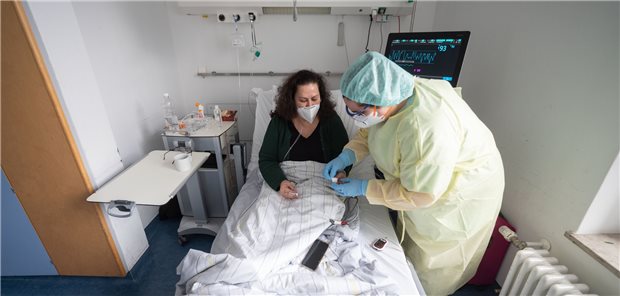 Tena Bogdanovic, Krankenpflegerin, misst im Klinikum Stuttgart den Blutzucker der Patientin Ioanna Maag-Nikolopoulou. Mit dem neuen Pflegepersonalbemessungsinstrument in Krankenhäusern soll die Attraktivität des Pflegeberufs angekurbelt werden.