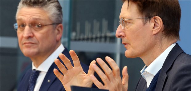 PCR-Tests: Details zur Priorisierung kommen nächste Woche Tendenz weiter nach oben: Mit bis zu 400.000 Infektionen durch Omikron pro Tag rechnen Bundesgesundheitsminister Karl Lauterbach und RKI-Präsident Lothar Wieler (l.).