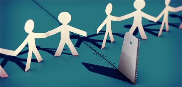 Menschen aus Papier ausgeschnitten halten sich an den Händen, während eine Säge durch zwei zusammenfassende Hände schneidet.