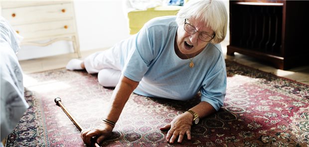 Teppichkanten können eine Gefahrenstelle für Stürze im häuslichen Umfeld sein.
