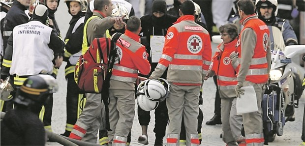 Erst sichten, dann helfen Terroranschlag in Paris: Zuerst müssen die Rettungskräfte die Lage sichten, dann können sie sich um Verletzte kümmern.