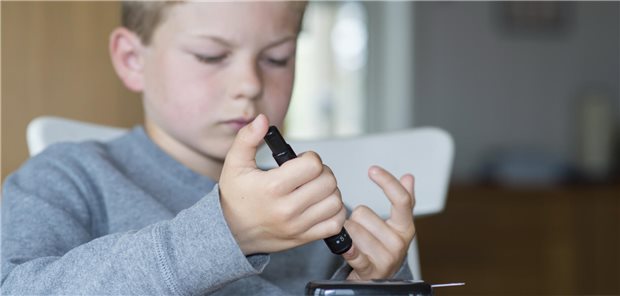 Ein Junge testet seinen Blut-Glukose-Spiegel.