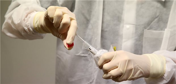 Sieben Prozent aller bisher gemeldeten SARS-CoV-2-Tests fielen positiv aus Test auf SARS-CoV-2 mit hohen Sicherheitsvorkehrungen für den testenden Arzt.