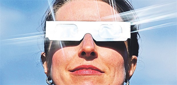 Es drohen schwere Netzhautschäden Testet die Schutzbrille vor der Sonnenfinsternis: Dr. Janine Fohlmeister vom Leibniz-Institut für Astrophysik in Potsdam.