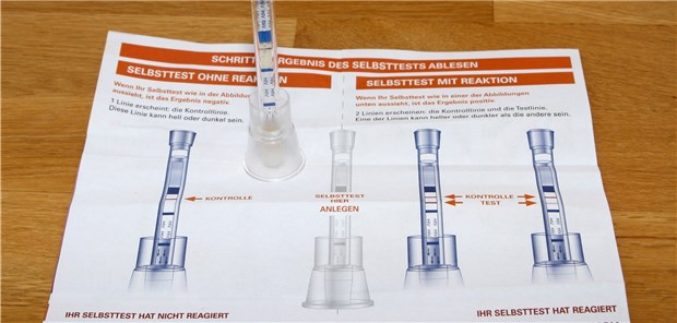 Aidshilfe sieht frei verkäufliche HIV-Selbsttests als Erfolg Teststart: Die Utensilien für einen HIV-Selbsttest liegen auf einem Tisch. Seit rund einem Jahr gibt es die Tests freiverkäuflich in Apotheken und Drogerien.
