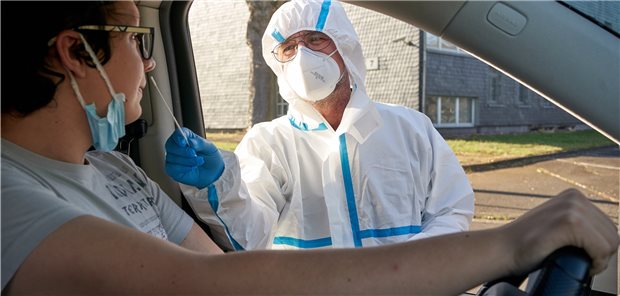So viele Corona-Teststellen gibt es in Deutschland Testung durch das Auto-Fenster: Ein DRK-Mitarbeiter nimmt den Abstrich für Corona-Schnelltests an einer Drive-In-Station im rheinland-pfälzischen Mendig.