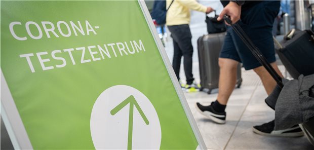 Testzentren an Flughäfen sind seit Anfang der Woche an vielen Orten in Deutschland etabliert worden – wie hier in Stuttgart. Der Andrang im Testzentrum Saarbrücken war am ersten Tag groß.