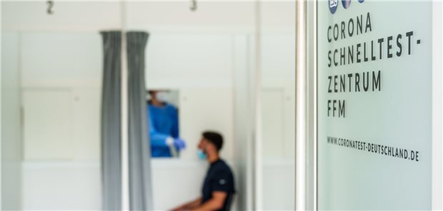 Laborärzte: Corona-Diagnostik ist Sache der Ärzte Testzentrum in Frankfurt: Die Zuverlässigkeit der SARS-CoV-2-Antigentests ist nach wie vor begrenzt. Darauf weist der Berufsverband Deutscher Laborärzte hin.