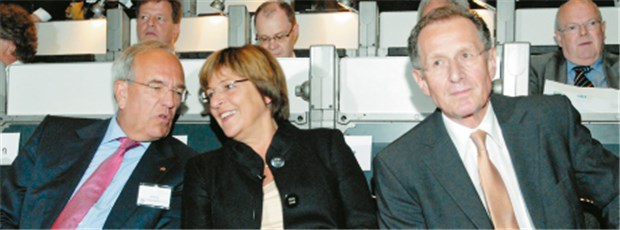 Gesundheitswirtschaft stabilisiert kranke Ökonomie Tete-a-Tete beim Hauptstadtkongress: Ministerin Ulla Schmidt im Gespräch mit Ulf Fink (l.) und Bert Rürup.