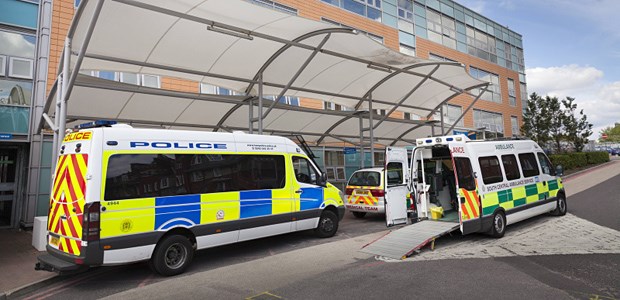 Todesursache Wochenende? Thank God it's Friday? Polizei- und Krankenwagen an einem Freitag vor einer Klinik in Southhampton.