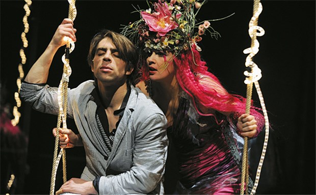 Erst Vorsorge, dann zur kleinen Meerjungfrau Theater auf Rezept: Szene aus "Undine, die kleine Meerjungfrau" im Düsseldorfer Schauspielhaus.
