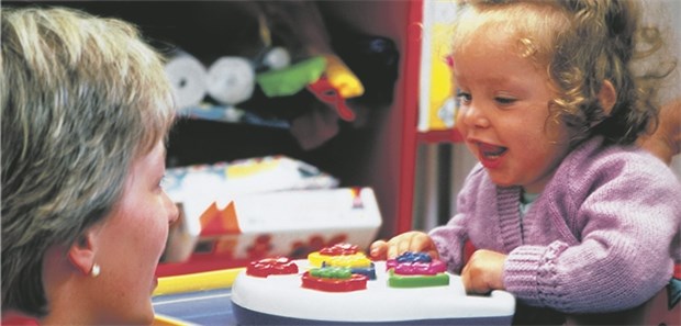 Kinder mit Cerebralparese werten ihre Lebensqualität als gut Therapeutin bei der Arbeit mit einem Kind mit Cerebralparese.