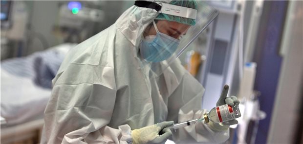 Therapie bei COVID-19: Neben der bisherigen Empfehlung, Dexamethason zur Behandlung einzusetzen, gibt es zwei neue Medikamente, die in die Empfehlungen der Leitlinie aufgenommen wurden.