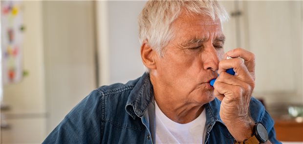 Therapie mit Dosier-Aerosol: Die schnelle Wirksamkeit von SABA kann Patienten dazu verleiten, die langfristig wirksame ICS-Therapie zu vernachlässigen. (Symbolbild mit Fotomodell)