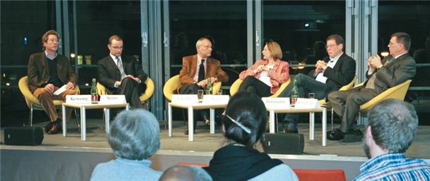Wie viele Fesseln erträgt die ärztliche Therapiefreiheit? Therapiefreiheit in Gefahr? Dr. Stephan Kewenig (Polikum), Jens Spahn (CDU), Helmut Laschet ("Ärzte Zeitung"), Cornelia Yzer (VFA), Dr. Klaus Bittmann (NAV), Dr. Knud Gastmeier (Anästhesist) diskutierten.
