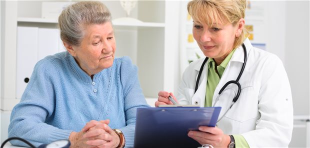 Neuer QISA-Band unterstützt besseren Umgang mit Multimorbidität Therapiegespräch: Ein Problem bei der Versorgung multimorbider Patienten ist die Polypharmazie. Auch hier soll der neue QISA-Band Unterstützung bieten.