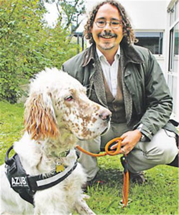Angst vor Hunden ernst nehmen Therapiehund Moony mit seinem Besitzer Dr. Martin Gabriel, Leitender Oberarzt am Klinikum Aschaffenburg.