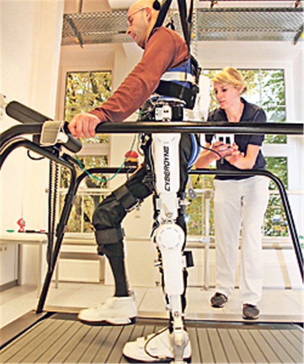 Medizin profitiert vom Robotereinsatz Therapieroboter im Einsatz: Das in Japan entwickelte Exoskelett HAL (Hybrid Assistive Limb) stabilisiert den Körper und wird durch Nervenimpulse des Patienten gesteuert.