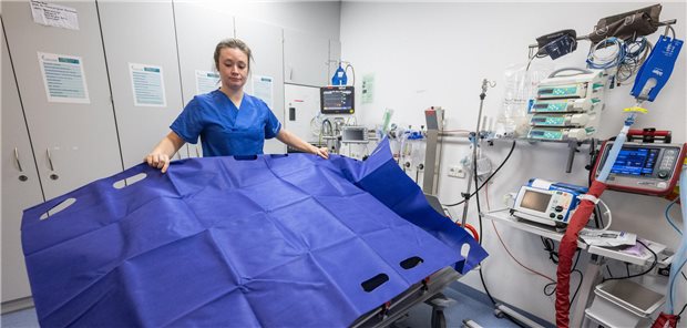 Gewalt in der Notaufnahme: „Und dann hat sie mir ins Gesicht geschlagen“ Theresa Holz, Pflegefachkraft und stellvertretende Stationsleitung der Interdisziplinären Notaufnahme des Klinikums Stuttgart, bereitet einen Behandlungsraum in der Notaufnahme vor.